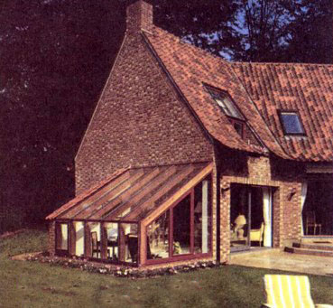 Дом с кирпичными стенами и оригинальной крышей