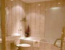 Финишная облицовка стен ванной комнаты керамической плиткой