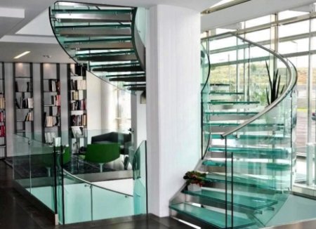 Лестницы из стекла в интерьере квартиры