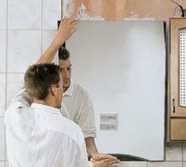 Как приклеить зеркало в ванной к стене