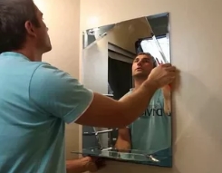 Как приклеить зеркало в ванной к стене