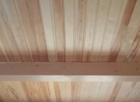 Потолк в деревянном доме